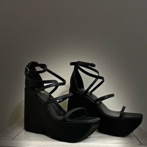 Ultrahigh platform heels